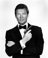 Roger Moore in rolul "James Bond" ; foto Closer Weekly